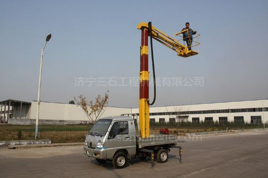 點(diǎn)擊查看詳細(xì)信息<br>標(biāo)題：小型高空作業(yè)車 閱讀次數(shù)：2472