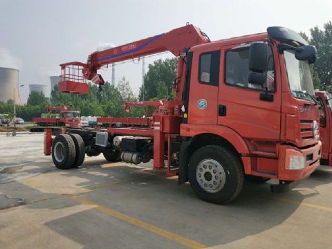點擊查看詳細(xì)信息<br>標(biāo)題：6.3噸大運隨車吊 閱讀次數(shù)：1369